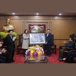 Tổng giám đốc TTXVN Vũ Việt Trang tặng tỉnh Bắc Kạn bức ảnh Chủ tịch Hồ Chí Minh thăm nông dân Bắc Kạn (1950). (Ảnh: Vũ Hoàng Giang/TTXVN)