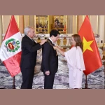 Tổng thống Dina Ercilia Boluarte Zegarra trao Huân chương “Mặt trời Peru” cấp Đại Thập tự tặng Chủ tịch nước Lương Cường. (Ảnh: Lâm Khánh/TTXVN)