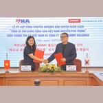 Phó Tổng giám đốc TTXVN Nguyễn Thị Sự và ông Joo Jeongsu, Giám đốc Công ty TNHH Jammy Holdings ký kết chuyển nhượng bản quyền cuốn sách. (Ảnh: Minh Quyết/ TTXVN)