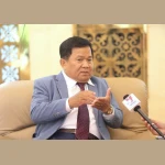 Nhà báo Khieu Kola, Cố vấn cao cấp của Chủ tịch Câu lạc bộ các nhà báo Campuchia, Biên tập viên cao cấp của trang tin điện tử và kênh truyền hình CNC thuộc Royal Group ở Campuchia, trả lời phỏng vấn TTXVN. (Ảnh: Hoàng Minh/TTXVN)