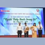 Tác giả Cao Thùy Giang nhận giải Ba cuộc thi viết "Người thầy thuốc trong tôi" lần thứ hai. (Ảnh: PV/Vietnam+)