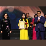 Phóng viên Phạm Mai, đại diện nhóm tác giả Báo Điện tử VietnamPlus nhận Giải A. (Ảnh: Hoài Nam/Vietnam+)