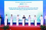 Thủ tướng Phạm Minh Chính và các đại biểu thực hiện nghi thức khởi công Dự án mở rộng nhà ga hành khách T2, Cảng Hàng không quốc tế Nội Bài. (Ảnh: Dương Giang/TTXVN)