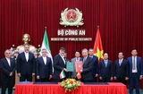 Đại tướng Tô Lâm và Chuẩn tướng Ahmad Reza Radan ký kết Bản ghi nhớ hợp tác giữa Bộ Công an Việt Nam và Bộ Tư lệnh Thực thi pháp luật Iran. (Ảnh: Phạm Kiên/TTXVN)