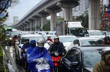 Hà Nội: Mưa lớn gây ùn tắc giao thông nhiều tuyến đường đầu giờ sáng 