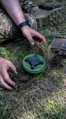 Huấn luyện về mìn sát thương ở Ukraine. (Nguồn: cbsnews)