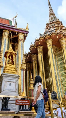 Khách du lịch tham quan thủ đô Bangkok, Thái Lan. (Nguồn: AFP/TTXVN) 