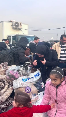 Người dân Syria trở về quê hương từ cửa khẩu Cilvegozu ở Hatay, Thổ Nhĩ Kỳ, ngày 12/12/2024. (Nguồn: THX/TTXVN) 