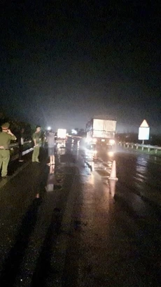 Hiện trường vụ tai nạn giao thông dẫn đến một người tử vong tại Km 110+400 hướng Nội Bài-Lào Cai. (Ảnh: TTXVN phát)