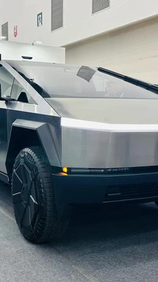 Tesla Cybertruck thu hút sự chú ý của khách tham quan FIX 2024. (Nguồn: Vietnam+)