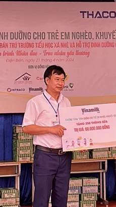 H'Hen Niê tham gia chương trình “Dinh dưỡng cho trẻ em nghèo, khuyết tật”. (Ảnh: CTV/Vietnam+)
