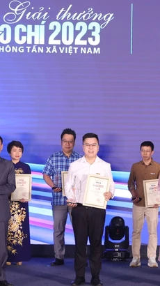 Phóng viên Võ Mạnh Hùng, Báo Điện tử VietnamPlus nhận giải A. (Ảnh: Hoài Nam/Vietnam+)
