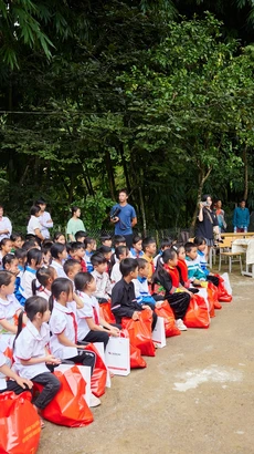 Hoa hậu Lương Thùy Linh trong chuyến thiện nguyện về quê hương Cao Bằng hồi tháng 7 vừa qua. (Ảnh: CTV/Vietnam+)