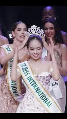 Khoảnh khắc đăng quang của đại diện nhan sắc Việt Nam trong đêm chung kết Miss International 2024.