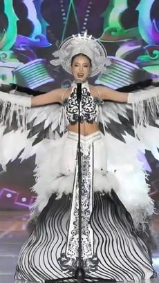 Khánh Linh vừa hoàn thành phần thi National Costume. (Ảnh: BTC)