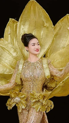 Bộ quốc phục “Sen vàng tỏa sáng” được đại diện Việt Nam mang đến Mrs Earth International 2024. (Ảnh: CTV/Vietnam+)