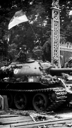 Xe tăng quân Giải phóng chiếm Dinh Độc Lập, trưa 30/4/1975, đánh dấu việc kết thúc cuộc kháng chiến chống Mỹ, cứu nước, giải phóng hoàn toàn miền Nam, thống nhất Tổ quốc. (Ảnh: Trần Mai Hưởng/TTXVN)