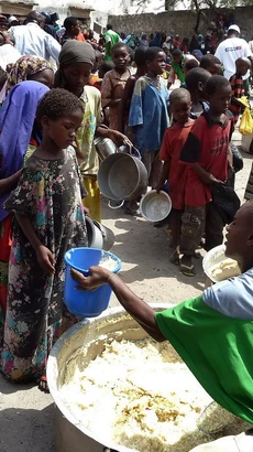 Trẻ em nhận lương thực cứu trợ tại Mogadishu, Somalia. (Ảnh: AFP/TTXVN)