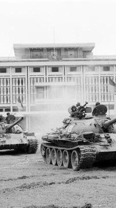 Sáng 30/4/1975, từ khắp mọi hướng, hàng trăm xe tăng, xe thiết giáp cùng bộ binh đồng loạt thẳng tiến Phủ Tổng thống Ngụy quyền Sài Gòn, giải phóng Sài Gòn. Chiến thắng 30/4 là một trong những mốc son chói lọi nhất trong lịch sử dựng nước và giữ nước của dân tộc ta. (Ảnh: Mai Hưởng/TTXVN)