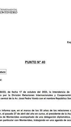 Nghị quyết đặt tên không gian Việt Nam của Chính quyền thủ đô Montevideo. (Ảnh: Diệu Hương/TTXVN)