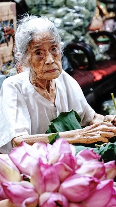 Cụ Nguyễn Thị Dần, nghệ nhân trăm tuổi ướp trà sen ở Quảng Bá, Tây Hồ, Hà Nội. (Ảnh: Khánh Hòa/TTXVN)