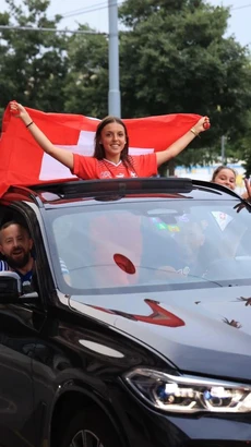 Cổ động viên Thụy Sĩ ăn mừng trên xe hơi. (Ảnh: Anh Hiển/TTXVN)