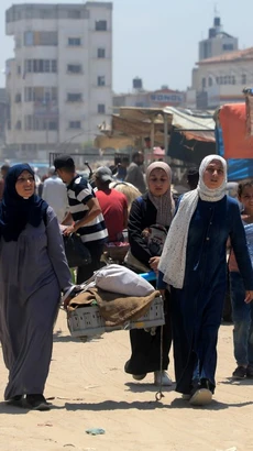 Người dân Palestine sơ tán tránh xung đột tại Khan Younis, Dải Gaza, ngày 2/7. (Ảnh: THX/TTXVN)