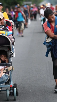 Người di cư tại khu vực Mapastepec, bang Chiapas, Mexico, trong hành trình tới Mỹ. (Ảnh: AFP/TTXVN)