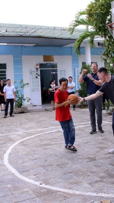 Đại biểu đoàn cựu chiến binh Hoa Kỳ giao lưu thể thao với nạn nhân da cam. (Ảnh: Trần Lê Lâm/TTXVN)