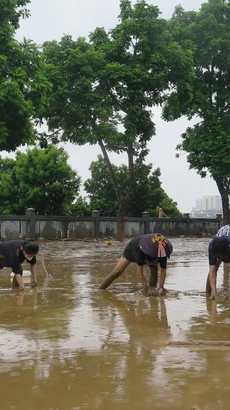 Người dân dọn dẹp vệ sinh sau khi nước rút tại Lào Cai. (Ảnh: Hồng Ninh/TTXVN)