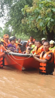 Lực lượng cứu hộ sơ tán người dân khỏi vùng ngập lụt tại Nay Pyi Taw, Myanmar, ngày 12/9. (Ảnh: THX/TTXVN)