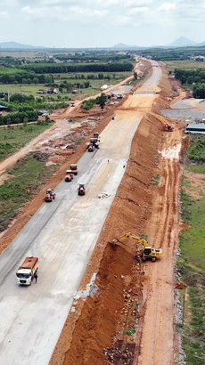 Máy móc, thiết bị được huy động tối đa nhằm đẩy nhanh tiến độ thi công dự án cao tốc Hàm Nghi-Vũng Áng thuộc Dự án Cao tốc Bắc-Nam đoạn qua Hà Tĩnh. (Ảnh: Hữu Quyết/TTXVN)