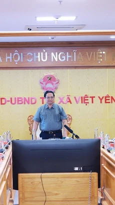 Thủ tướng Chính phủ Phạm Minh Chính làm việc với tỉnh Bắc Giang, họp trực tuyến với điểm cầu Trụ sở Chính phủ, tỉnh, thành phố Yên Bái, Tuyên Quang, Phú Thọ, Vĩnh Phúc, Hà Nội về ứng phó, khắc phục hậu quả mưa lũ, sạt lở đất, lũ ống, lũ quét trưa 10/9. (Ảnh: Dương Giang/TTXVN)