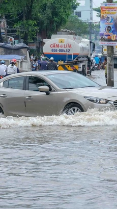 Triều cường ngày 18/10 tại thành phố Cần Thơ ở mức 2,20m, cao hơn báo động 3 là 20cm, gây ngập sâu nhiều tuyến đường ở các quận Ninh Kiều, Cái Răng, Bình Thủy. (Ảnh: Thanh Liêm/TTXVN)