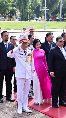 Chủ tịch Hạ viện Malaysia Tan Sri Dato’ Johari Bin Abdul và Phu nhân thành kính tưởng nhớ Chủ tịch Hồ Chí Minh. (Ảnh: Minh Đức/TTXVN)