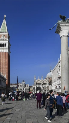 Du khách tham quan Venice, Italy. (Ảnh: AFP/TTXVN)