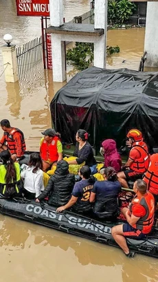 Lực lượng cứu hộ sơ tán các nạn nhân tại hiện trường ngập lụt sau bão Trami, ngày 24/10. (Ảnh: THX/TTXVN)