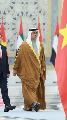 Phó Tổng thống UAE Sheikh Mansour Bin Zayed Al Nahyan đón Thủ tướng Phạm Minh Chính thăm chính thức Các Tiểu Vương quốc Arab Thống nhất (UAE). (Ảnh: Dương Giang/TTXVN)