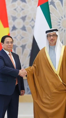 Phó Tổng thống UAE Sheikh Mansour Bin Zayed Al Nahyan chủ trì Lễ đón Thủ tướng Phạm Minh Chính thăm chính thức Các Tiểu Vương quốc Arab Thống nhất (UAE). (Ảnh: Dương Giang/TTXVN)