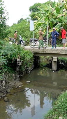 Cầu tràn qua suối Khe Cốc, xã Hoa Sơn, huyện Anh Sơn, tỉnh Nghệ An không có lan can. (Ảnh: Văn Tý/TTXVN)