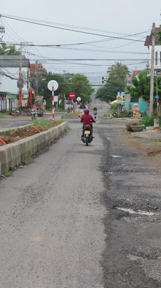 Làm dang dở, đường Trường Chinh (thành phố Kon Tum) gây nhiều khó khăn cho các phương tiện lưu thông. (Ảnh: Dư Toán/TTXVN)