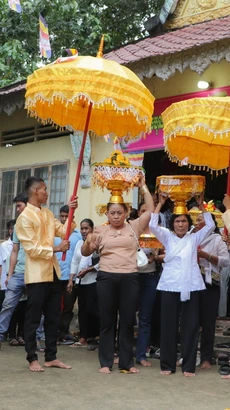 Đồng bào phật tử Khmer tiến hành nghi thức dâng y. (Ảnh: Nguyễn Hằng/TTXVN)