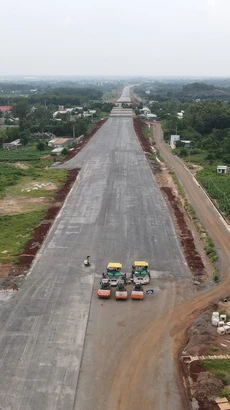 Thi công Dự án thành phần 3 Cao tốc Biên Hòa-Vũng Tàu giai đoạn 1 đoạn qua tỉnh Bà Rịa-Vũng Tàu. (Ảnh: Huỳnh Sơn/TTXVN)