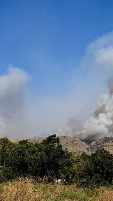 Khói bốc lên từ khu vực Cao nguyên Golan do Israel kiểm soát sau vụ tấn công rocket của nhóm vũ trang Hezbollah ở Liban. (Ảnh: THX/TTXVN)