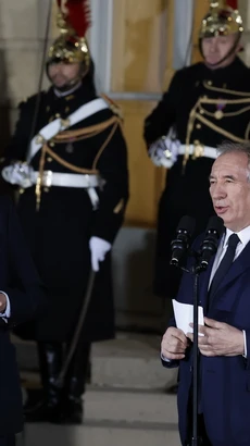 Tân Thủ tướng Pháp Francois Bayrou (phải, phía trước) tại lễ nhậm chức sau khi được bổ nhiệm ở Paris, ngày 13/12. (Ảnh: THX/TTXVN)