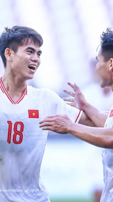Tiền vệ Khuất Văn Khang (số 18) là một trong những 'điểm sáng' trong đội hình U23 Việt Nam tại Vòng chung kết U23 châu Á 2024. (Ảnh: VFF)