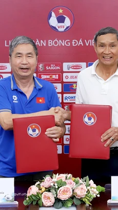 Huấn luyện viên Mai Đức Chung (phải) trở lại nắm quyền dẫn dắt Đội tuyển bóng đá Nữ Việt Nam. (Ảnh: VFF)