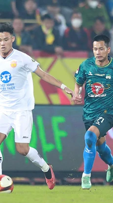 Hai đội bóng đang có phong độ cao tại V-League 2023/24 là Thép Xanh Nam Định (áo trắng) và LPBank Hoàng Anh Gia Lai sẽ có trận 'quyết đấu' ở vòng 18. (Ảnh: VPF)