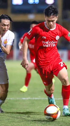Hoàng Đức (áo đỏ) và các đồng đội 'quật ngã' đội đầu bảng Thép Xanh Nam Định với tỷ số 2-1 ở vòng 19 V-League 2023/24. (Ảnh: Việt Anh/Vietnam+)