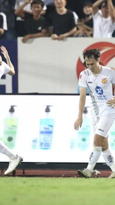 Hendrio (ngoài cùng bên phải) ghi bàn gỡ hòa 1-1 cho Thép Xanh Nam Định trước đội khách Sông Lam Nghệ An. (Ảnh: TXNĐ)